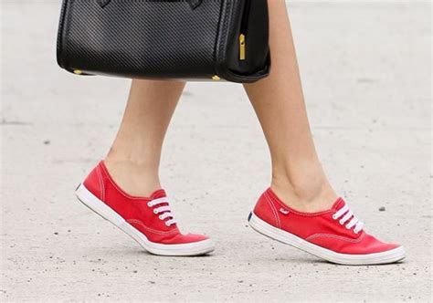 how to wear canvas sneakers.